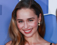 (Фото) Емили Кларк воодушеви во проѕирен фустан на првиот црвен тепих по една година