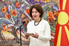 Сиљановска-Давкова ги додели стипендиите „Борис Трајковски“