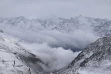 Три лица затрупани во лавина на глечер во Австрија
