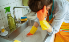 Едноставна комбинација ги решава наслагите од маснотии и го враќа протокот на вода во мијалникот