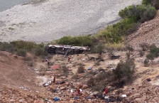 (Видео) Страшна несреќа во Перу, автобус падна во клисура, најмалку 37 загинати
