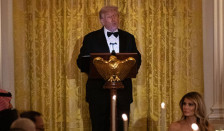 Претставници на ЕУ: Трамп доби часовник и златна прачка за да ги намали царините за Швајцарија