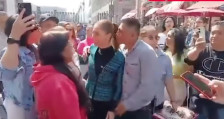 (Видео) Маж несоодветно ја допрe претседателката на Мексико среде улица