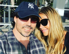 Трајна забрана за приближување за сопругот на Дениз Ричардс по обвинувања за злоупотреба