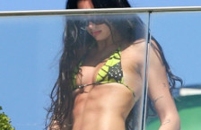 (Фото) Облече најмало бикини и помисли дека никој нема да ја види: папараците ја фатија на покривот на хотел