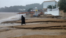 Обилни дождови поплавија патишта и продавници во делови од Грција