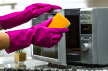 Без триење или груби хемикалии: вашата микробранова печка ќе блесне како нова со овие две состојки