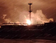 (Видео) Масовни напади со дронови во Русија: една од најголемите рафинерии во пламен