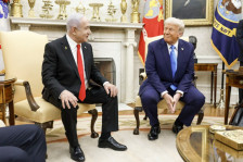 Трамп најави дека ќе се вмеша во судењето на Нетанјаху