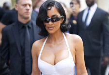 (Фото) По фијаското со серијата, таа продолжи да го прави тоа што најдобро го знае - да привлекува внимание со разголените изданија