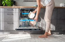 Ставете кора од портокал во машина за садови: овој трик е генијален и ќе го обожавате