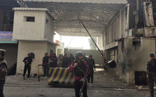 Пакистан: Тројца бомбаши-самоубијци го нападнаа седиштето на паравоените сили