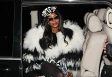 (Фото) Сите гледаат во долгите нозе на познатата манекенка: кралицата на модната писта воодушеви со изгледот