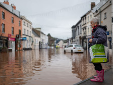 (Фото+видео) Опасни поплави во Велс, прогласен голем инцидент