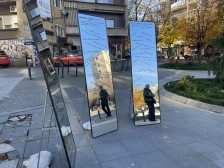 Три огледала во центарот на Скопје со порака против говорот на омраза