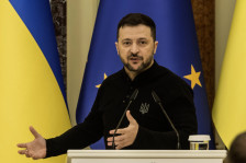 Зеленски со божиќна порака до Украинците среде војната: „Вечерва сме заедно“