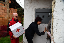 Стаменкоска-Трајкоска и Црвениот крст со хуманитарни пакети за семејства во социјален ризик