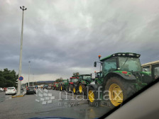 Земјоделците низ цела Грција ги засилуваат блокадите