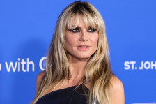 (Фото) Ги покажа своите прекрасни облини во танга бикини, воодушевувајќи ги обожавателите