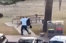 (Видео) Херојот од плажата Бонди закрепнува од прострелните рани во болница