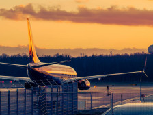 Патник на лет од Хонг Конг се обидел да ја отвори вратата од авионот, уапсен е