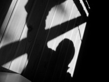 Го испрскале со пепер спреј па го нападнале: ограбен скопјанец