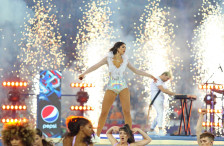 (Фото) Вистинска убавица: минијатурното бикини ги откри сите нејзини атрибути