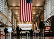 „Драги нелегални имигранти, вратете се дома за празниците!“, порача американско министерство