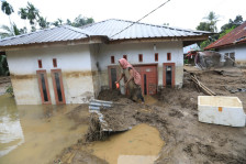 (Видео) Незапаметени поплави во Индонезија: 440 мртви, повеќе од 400 лица се водат за исчезнати