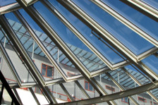 Деца пропаднаа низ стаклен покрив на училиште во Белгија