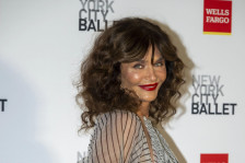 (Фото) Позната убавица се соблече за својот 57-ми роденден: Дури ни ледената вода не ја спречи да го покаже своето тело