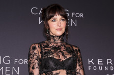 (Видео) Едноставниот црн фустан е секогаш „во мода“ - особено кога го носи природно убава жена