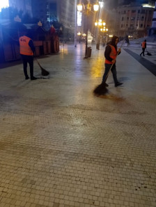 Секојдневно се спроведува рачно и машинско чистење на најфреквентните јавни површини, велат од ЈП Комунална хигиена