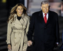 (Фото) Модните изданија на Меланија Трамп што ја одбележаа 2025 година