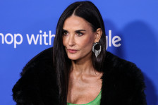 (Фото) Чудно за некои, убаво за други: Деми Мур враќа стар тренд, зимата е незамислива без ова