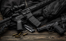 Уапсени 12 лица од Скопје, купувале оружје и муниција од Косово, го криеле во Сингелиќ и Брест