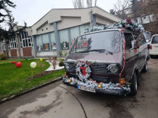 (Фото) Добрина на дело: Чудната санка на Дедо Мраз дели пакетчиња во Скопје