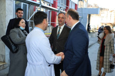 (Фото) Министерот Алиу во посета на Клиниката за детски болести: им посака на сите деца поскоро оздравување