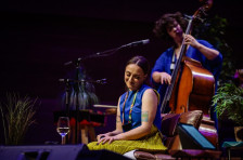 Новогодишен концерт „Кадифено“: Зарина Првасевда ја исполни Филхармонијата со традиција и современ звук