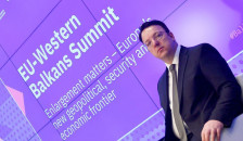 „Името го сменивме двапати, Уставот седумпати“ - Николоски во Брисел побара чесен пристап и одговор дали со уставните измени завршуваат барањата