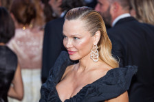 (Фото) Памела Андерсон на насловната страница на познато списание: Претстави нов имиџ, обожавателите се во шок