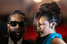 (Видео) Кралицата на необичните изданија повторно шокира: Дали и ова е фустан?