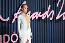 Деколте до папок: Секси стајлингот на Рита Ора открива многу