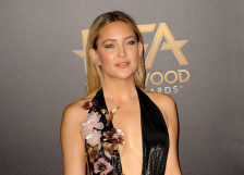 (Видео) Црниот фустан на Кејт Хадсон е совршен за празничните вечери