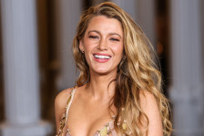 (Видео) Нејзиниот црвен фустан е сон, а таа е олицетворение на убавината