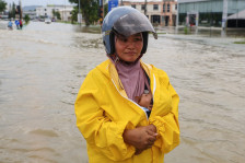 (Видео) Повеќе од 1.000 жртви во големите поплави во јужна Азија