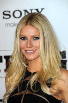 (Видео) Во фустанот на нејзината мајка од 1996 година, таа покажа дека е најубавото бебе на познати личности