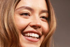 (Видео) Сидни Свини има совршена новогодишна тоалета и секако нејзините гради се во преден план