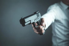 Се степале за паркинг во Петровец, па му се заканил со огнено оружје