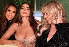 (Фото) Нека следната година биде добра како празничното деколте на Софија Вергара